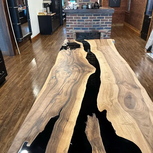 Beautifully Crafted Epoxy Resin Table with Exceptional Service